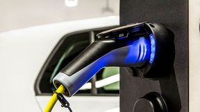 Freude für Elektroautokäufer! Denn der Staat greift wieder mal ein und belohnt rückwirkend zum 1. Januar 2026 den Kauf von Elektrofahrzeugen mit einer Prämie. Wer wievel bekommt, richtet sich nach dem maximalen Jahresgehalt und der Zahl der Kinder ... (Bild: Strombolide)