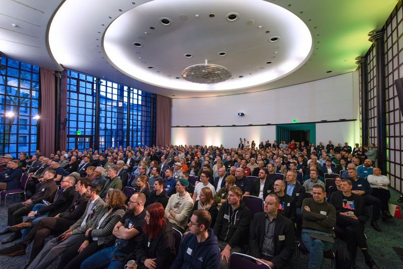 Im Fokus der Beiträge auf drei Bühnen stand die Frage, wie man öffentliche Verwaltung und Bildungssektor schnell und effizient digitalisieren kann, ohne dabei in eine noch stärkere digitale Abhängigkeit von den großen US-amerikanischen IT-Konzernen zu geraten. (©univention)