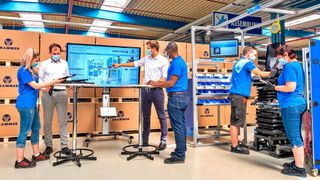 An einem Vorserienarbeitsplatz in Haselmühl planen und validieren Beschäftigte ein neues Montagekonzept. (Bild: Grammer)