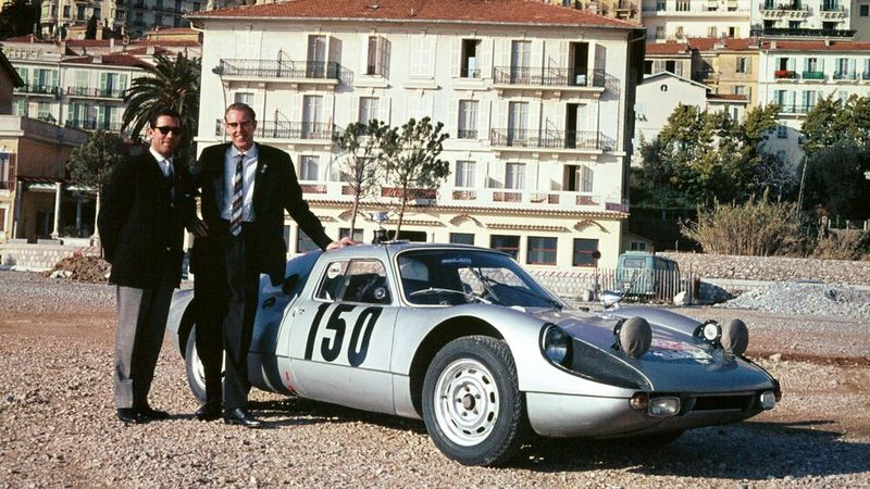 Rolf Wütherich und Peter Falk (v. l.) mit einem Porsche 904 Carrera GTS bei der Rallye Monte Carlo 1965. Bei dieser kam Co-Pilot Wütherich zusammen mit seinem Piloten Eugen Böhringer auf den 2. Platz. (Bild: Porsche)