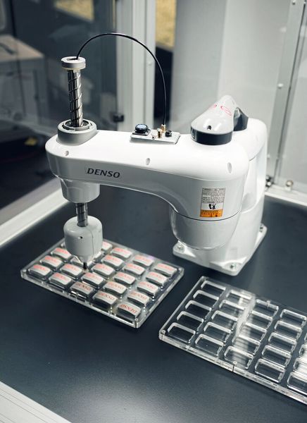 Smarte Mensch-Roboter-Kollaboration: Der Cobotta Pro 900 erfasst komplexe Bauteile mithilfe des integrierten, KI-basierten 3D-Bildverarbeitungssystems von Cambrian Robotics. (Bild: Denso Robotics)