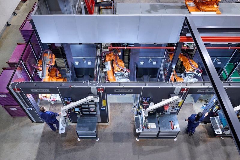 Der sogenannte „Energy Master“, die Schaltzentrale auf der Hochvoltbatterie für die Fahrzeuge der Neuen Klasse wird im BMW-Werk Landshut produziert. (Bild:  Tom Kirkpatrick/BMW AG)