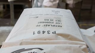 Der Lanxess-Geschäftsbereich Rhein Chemie spielt seine umfangreiche Expertise im Bereich Kautschuk-Additive für Reifen und Automobilkomponenten auf der Messe „Tire Technology 2017“ vom 14. bis 16. Februar in Hannover aus. Mit dabei ist unter anderem eine besondere ungefüllte Reifen-Innenspüllösung, die für erhöhte Sauberkeit bei der Produktion sorgen soll. (Rhein Chemie)