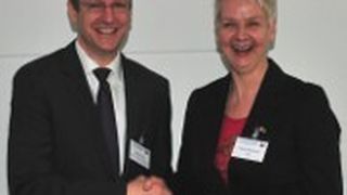 Birgit Behrens, ZDK, beglückwünscht Stefan Hoy, Nissan, zur Wahl zum Geschäftsführer der Gütegemeinschaft GAV. (Foto: Schmidt)