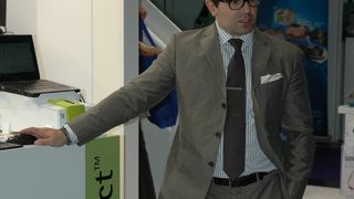 Nuno Goncalves, Product Manager Life Science, EMD Millipore präsentiert auf der Analytica 2012 das neue Direct Detect System zur Proteinquantifizierung. (Bild: LABORPRAXIS)