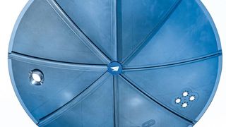 Seriennaher Demonstrator einer Druckkalotte aus CFK. Für das Fügen von solch großen Flugzeugkomponenten ist die Thermoplast-Technologie des DLR geeignet. (Premium Aerotec)