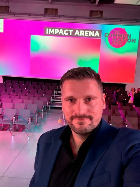 Mike Kleinemaß, Head of Customer Activation & Marketing bei thyssenkrupp Materials Services, betont, dass Vertrauen der entscheidende Wettbewerbsvorteil 2026 ist, während KI die Automatisierung erleichtert, um mehr Zeit für den persönlichen Kundenkontakt zu gewinnen. (Bild: Mike Kleinemaß)