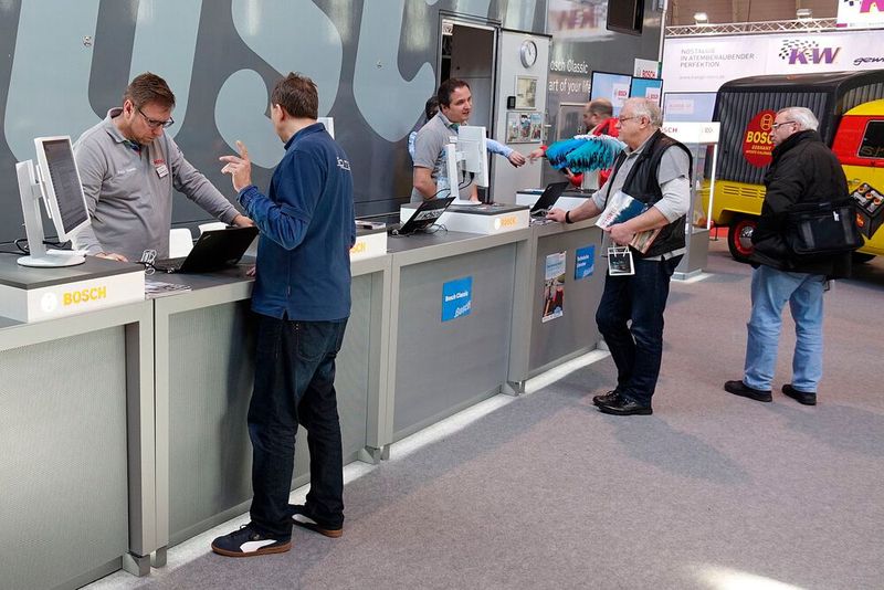 Hier konnten sich Oldtimerfans technische Informationen zu ihren Fahrzeugen holen. (Bild: Rosenow/»kfz-betrieb«)