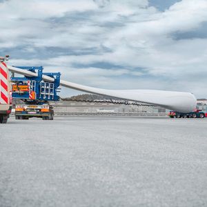 Impressionen vom Transport eines Windkraftrotors auf kurvigem Terrain ...(Bild:  TII Scheuerle)