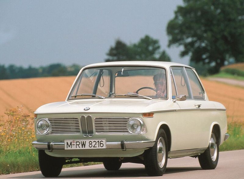 Kompakt, schnell und Premium – Der BMW 1600-2 debütierte 1966 als erster Vertreter der legendären 02-Reihe, die 1975 vom BMW 3er abgelöst wurde. (Bild: BMW)