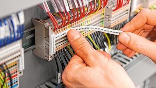 Durchgängige Prozesse im Sinne der Digitalisierung beschleunigen Engineering und Fertigung in der Elektrokonstruktion. (Weidmüller)