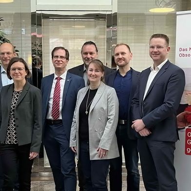 COGD’s board team celebrates 20 years of knowledge-sharing and lifecycle risk mitigation (from left): Sven Sander (Schaeffler Automotive Bühl), Martin Steinleitner (Syliom), Janine Keller (OneSubsea), Chair Axel Wagner (Asteelflash), Dieter Paatsch (Festo), Stefanie Kölbl (TQ Group), Frank Mützner (Plastic Omnium Lighting Systems), and Oliver Hoffmann (Z2Data).  (Bild: COGD (Component Obsolescence Group Deutschland) e.V.)