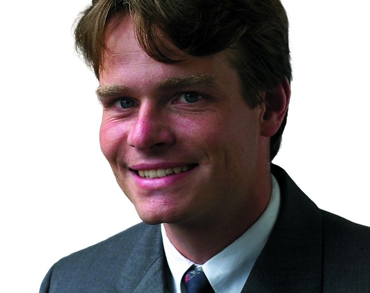 Linde-Produktmarketingleiter Alexander Reising vor der Axialkolbenpumpe eines hydrostatischen Getriebes: „Die Entwicklung der Motorentechnologie für Flurförderzeuge ist noch längst nicht am Ende. Parallel dazu geht die Suche nach alternativen Kraftstoffen weiter.“ Bild: Linde (Archiv: Vogel Business Media)