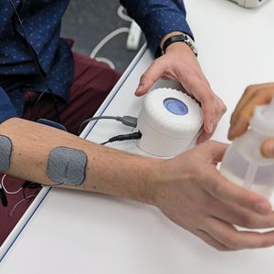 Rehabilitation nach einem Schlaganfall: Die Kontrolle der Stimulation von Muskeln und Nerven verbessert die funktionelle Erholung.