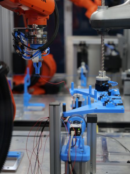 4.	MVTec_Success Story_Cellios_4_©Cellios:  Der Greifer des Roboters bearbeitet verschiedene Kabeldicken.  (Bild: Cellios)