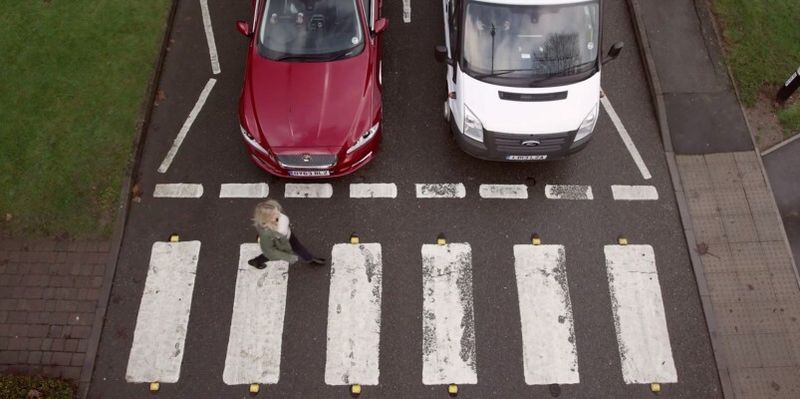 Jaguar Land Rover entwickelt derzeit eine Reihe von neuen Technologien, die den Fahrer mit ausgewählten Farben, Tönen und haptischen Signalen schnell und sicher auf mögliche Gefahren aufmerksam machen. (Jaguar Land Rover)