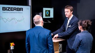 Bizerba-Innovationen auf der Parcel + Post Expo in Amsterdam! Das Vibration Compensation Module etwa gehört dazu. Es bietet, wie Bizerba sagt, eine „intelligente“ Ergänzung für zuverlässige Gewichtserfassung trotz Störfaktoren. Lesen Sie hier mehr dazu ...  (Bild: Bizerba)