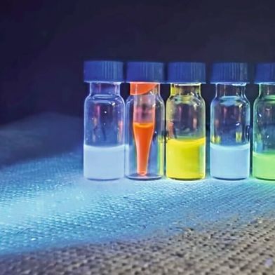 Lumineszenz-Farbstoffe leuchten unter UV-Licht. Eine neue Methode soll hingegen ausschließlich erfolgreich markierte Biomoleküle leuchten lassen. (Bild: Dongchen Du)