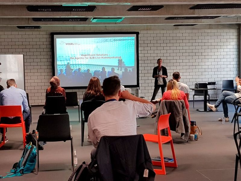 „Webinare sind die Gewinner der Pandemie. Durch einen vergleichsweise geringen Kosteneinsatz können eine hohe Reichweite und viele Leads erzeugt werden“, so Alexandra Braun, Head of Event & Messe Operation Vogel Event Solutions. (Vogel Communications Group GmbH & Co. KG)