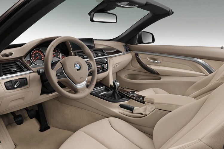 Innen findet sich gewohnt hochwertiges Material – Ledersitze sind allerdings selbst in der Top-Version aufpreispflichtig. (Foto: BMW)