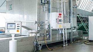 Die Umluftöfen von HK Präzisionstechnik erfüllen, wie es heißt, die hohen Anforderungen an die reproduzierbare, prozessgerechte Aufheizung und Durchwärmung von Kunststoffhalbzeugen aller Art. Nur bis zu einem Drittel des Energiebedarfs herkömmlicher Anlagen benötigten sie für einen präziseren sowie konstanteren Aufwärmeffekt im und am Bauteil. Das Konzept kann jetzt auch Halbzeuge auf Polyamidbasis unter Stickstoffatmosphäre vorwärmen, heißt es. (HK)