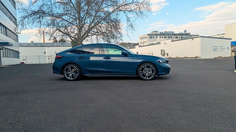 2. Die Abmessungen: Der Honda Civic kratzt mit seiner Länge von 4,56 Metern schon an der Mittelklasse. Der Radstand ist gut 2,7 Meter lang. Zum Vergleich: Die bis 2017 gebaute 9. Generation war noch 4,28 Meter lang, die legendäre vierte Generation Anfang der 90er Jahre kratzte nur an der Vier-Meter-Marke. Gestartet hatte der Civic seine Karriere übrigens im Kleinwagensegment.  Was auf dem Bild ebenfalls deutlich wird, ist die geringe Höhe. Mit nur knapp über 1,40 Metern ist er im SUV- und Crossover-Zeitalter ein absoluter Exot. Wer „Rücken“ hat, dürfte sich mit dem Einsteigen schon etwas schwerer tun. (Bild: Simon – VCG)