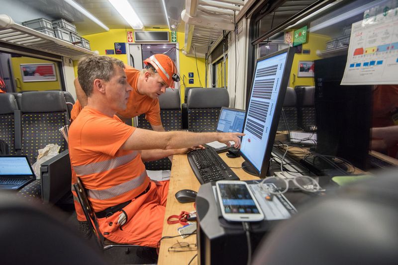 Nach über 20 Jahren Planungs- und Bauzeit wird in der Schweiz die Fertigstellung des Gotthard-Basistunnels gefeiert – der längste Eisenbahntunnels der Welt. Jede Menge Technik sorgt für einen reibungslosen Schienenverkehr. So wird beispielsweise Messtechnik von Endress + Hauser für die Tunnel-Entwässerung eingesetzt. (AlpTransit Gotthard AG)