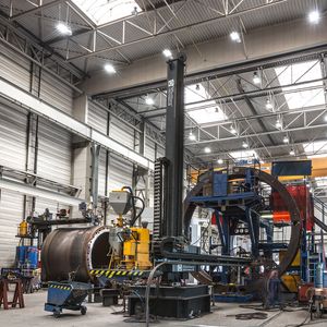 Gut ausgeleuchtete Produktionshalle mit energieeffizienten LED der Deutschen Lichtmiete.