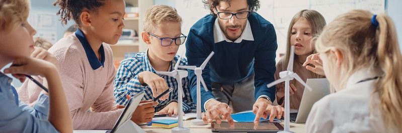 Mehr Lebensrealität in die Schulen(©  Gorodenkoff - stock.adobe.com)