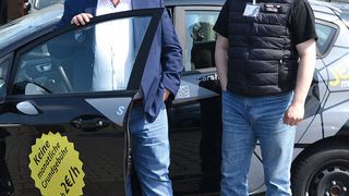 Volker Ciesiolka (li.), geschäftsführender Gesellschafter der Autohausgruppe, mit Jörg Quade, der mit zwei weiteren Mitarbeitern das Carsharing-Konzept „JEZ! mobil“ in der Region vorantreibt. (Foto: Mauritz)