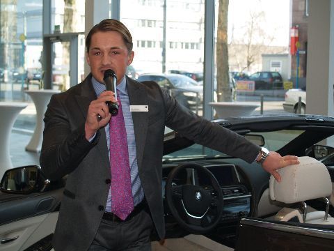 Marc Birnbaum, Neuwagenverkäufer in der Niederlassung, erläuterte die Linienführung des neuen Modells. (Archiv: Vogel Business Media)