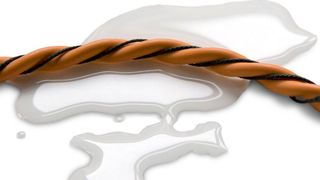 Je nach Ausführung detektiert das von Daxten angebotene Sensorkabel Wasser, Basen, Säuren und weitere Flüssigkeiten, die in Gefahrenklassen fallen. (Daxten GmbH)