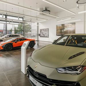 Im Showroom erwartet die Kunden ein modernes Ambiente.(Bild:  Lamborghini)