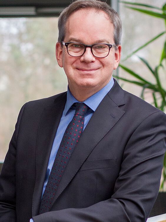 Prof. Dr.-Ing. Hans D. Schotten.