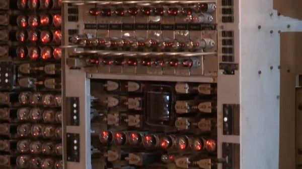 Ein historischer Moment: WITCH, der älteste funktionstüchtige Computer der Welt wird nach drei Jahren Restaurierung gebootet und so wieder zum Leben erweckt (Bild: TNMOC)