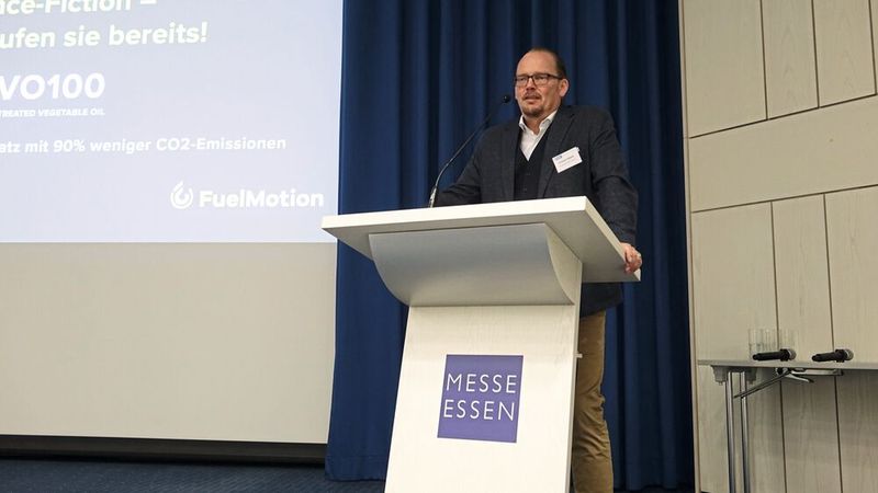 „Eine Kilowattstunde Strom kostet in Saudi-Arabien einen Cent. Da spielt das Wirkungsgradverhältnis bei der Erzeugung sogenannter E-Fuels überhaupt keine Rolle“, argumentierte Christian Nikolai, Beirat für das Thema alternative Kraftstoffe beim Oldtimerbundesverband Deuvet und Repräsentant von Fuel-Motion.  (Bild: Dominsky –  »kfz-betrieb«)