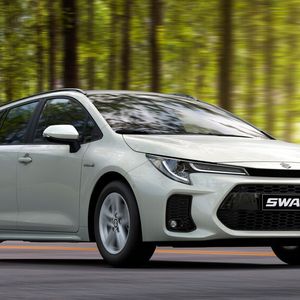 Den Kombi mit Hybridantrieb hat Suzuki nicht selbst entwickelt, sondern per „Badge Engineering“ auf Toyota-Kompetenz zurückgegriffen.(Bild:  Suzuki)