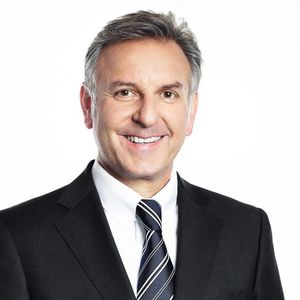 Stefan Buchner, Leiter Mercedes-Benz Lkw: „Der deutsche Markt für schwere Lkws hat sich im ersten Halbjahr positiv entwickelt und ist im Vergleich zum Vorjahr um zehn Prozent gewachsen. Dank unserer hervorragenden Produkte und Services konnten wir mit Mercedes-Benz Lkw nicht nur im gleichen Maße wachsen, sondern auch unseren Marktanteil auf 34 Prozent weiter steigern. Wichtig ist im zweiten Halbjahr natürlich die IAA Nutzfahrzeuge in Hannover. Dort stellen wir die neueste Generation unserer Lkws vor mit noch effizienteren Motoren, neuen Diensten für die vorausschauende Wartung des vernetzten Lkws und modernsten Sicherheitstechnologien wie dem Abbiegeassistent.“