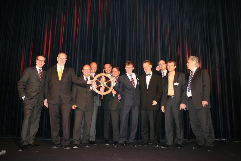 Der alte Beirat übergibt dem frischgewählten das Steuer: (v. l. n. r.) Comteam-Geschäftsführer Julian Riedlbauer, Nils Offer, Rolf-Dietrich Berndt, Uwe Neininger, Andreas Hanz, Rudolf Gräbener, Dr. Hans Daldrop, Arndt Halbach, Comteam-Vertriebsleiter Claas Eimer, Thomas Klinger, Matthias Netzker. (Archiv: Vogel Business Media)