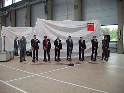 Den Startschuss gaben neben Sven Künkels, Geschäftsführer der Bystronic Maschinenbau GmbH (2.v.l.), Jacob Schmidheiny, Präsident des Verwaltungsrates der Conzzeta AG (links) und Bystronic-CEO Ferdi Töngi (3.v.l.) Vertreter aus Wirtschaft und Politik. (Archiv: Vogel Business Media)