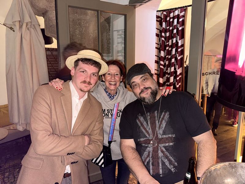 Ducky mit Marcel Mayer (r., Bechtle) und ihrem Kollegen Thomas Baumann (Jabra). (Bild: Vogel IT-Medien GmbH)