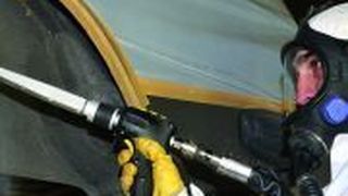 Sicherheit geht vor: Beim Trockeneisstrahlen entsteht 
jede Menge feinster Staub und Lärm! (Archiv: Vogel Business Media)