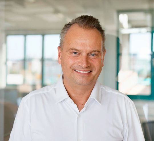 Mit einer starken Verpflichtung zu Nachhaltigkeit, Transparenz und ethischen Prinzipien treibt Michael Keusgen, Gründer und CEO der Ella Media AG, die Diskussion um verantwortungsvolle Nutzung von KI voran.(Bild:  Mashup Communications)