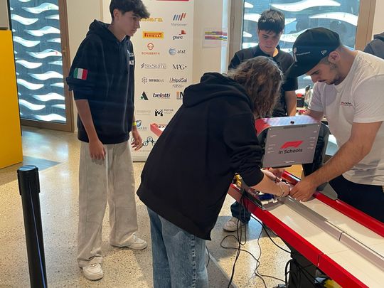 MINT-Wettbewerb in der Praxis: Beim italienischen STEM Racing Programm (ehemals F1 in Schools) entwerfen und bauen Schülerteams eigene Modellrennwagen und treten unter realen Bedingungen gegeneinander an.(Bild:  Stratasys)