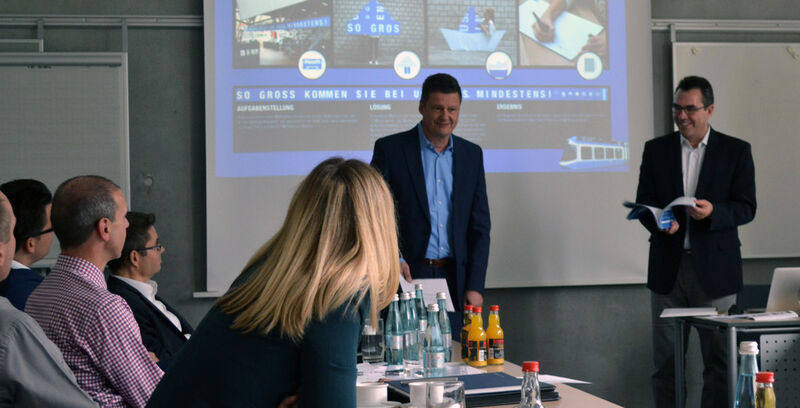 Jörg Dambacher, Geschäftsführer RTS Rieger Team, präsentierte das „Giant Mailing“ – eine Arbeit der Agentur am Flughafen für die Verkehrsbetriebe Zürich. (Bildquelle: marconomy)