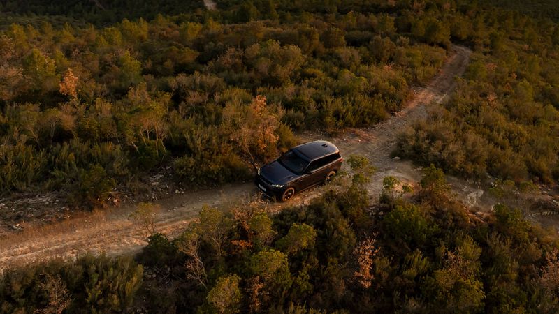 Die „Adaptive Offroad Cruise Control“ ermöglicht eine Klettertour, ohne selbst den Fuß am Fahrpedal zu haben. (Bild: Range Rover)