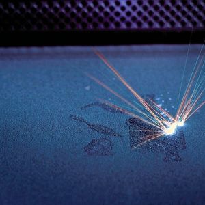 AM-Prozess: Ein fokussierter Laserstrahl hoher Leistung schmilzt das Pulver an den Stellen, die das CAD/CAM-System aus der Konstruktion vorgibt.