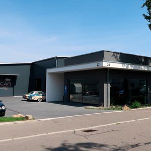 Während die Empfangs-, Verwaltungs- und Sozialräume des Autohauses Hagenlocher in einem Holz-Fertigbau untergebracht sind, handelt es sich beim Werkstattbereich und der angeschlossenen Eventhalle um Stahlkonstruktionen.(Bild:  Diehl – VCG)