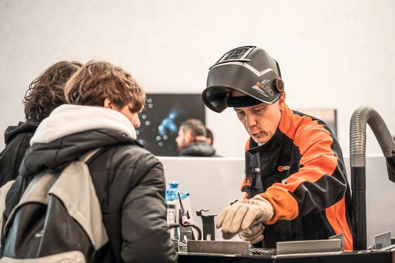Sonderzonen boten weitreichende Einblicke in die Arbeitswelt rund um Blechbearbeitung, beispielsweise beim handgeführten Schweissen.  (Bild: Bernexpo)