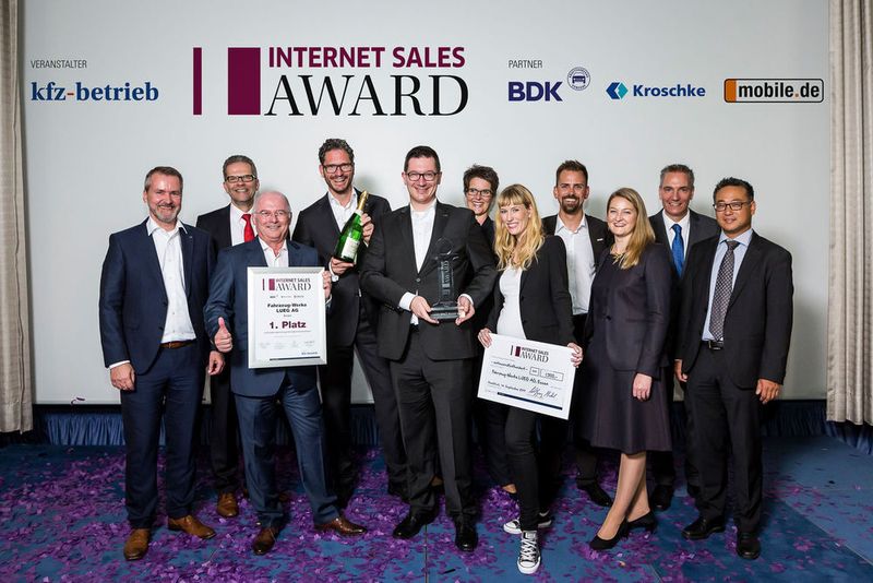 Das Team der Fahrzeug-Werke Lueg AG freut sich über den 1. Platz unseres Internet Sales Awards. (Stefan Bausewein)